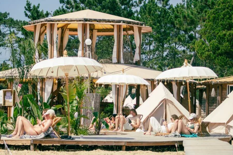 Moderner Gemeinschaftsbereich mit Sonnenliegen im Dreamsea Surfcamp Portugal am Praia da Tocha
