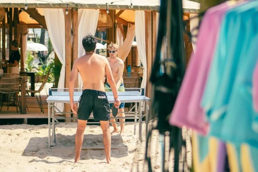 Tischtennis und Volleyball Turniere finden im Dreamsea Surfcamp Portugal Centro jede Woche statt