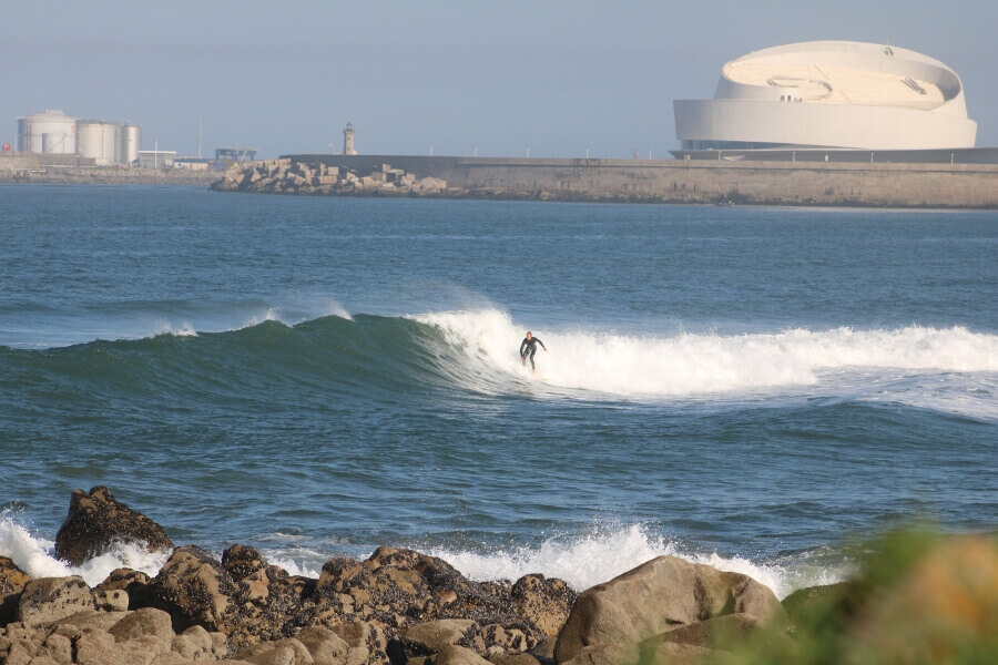 Egal ob blutiger Anfänger oder erfahrener Surfer - Der Surfspot Matosinhos bei Porto bietet gute Wellen für alle Surflevels