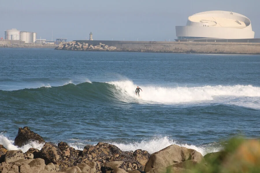 Surfer am Stadtstrand von Matosinhos bei Porto