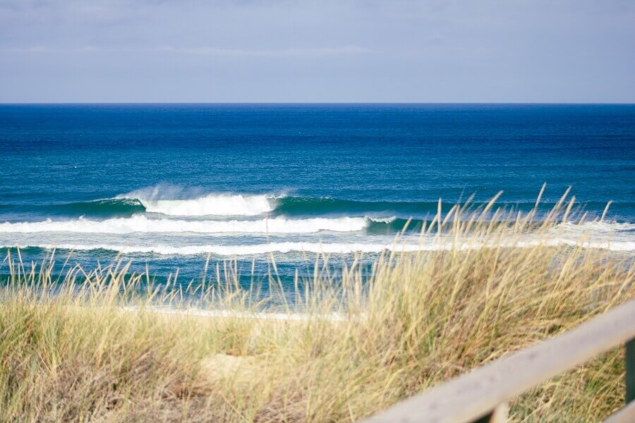 Am klometerlanden Praia da Tocha sind nur wenige Surfer im Wasser