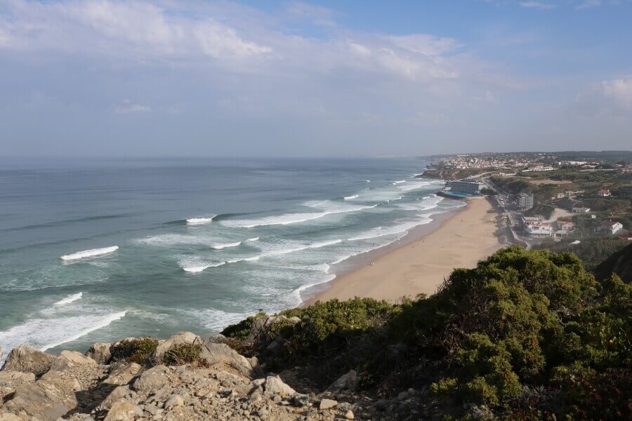 Praia Grande & Praia Pequena bei Lissabon bekommen auch im Sommer viel Swell ab
