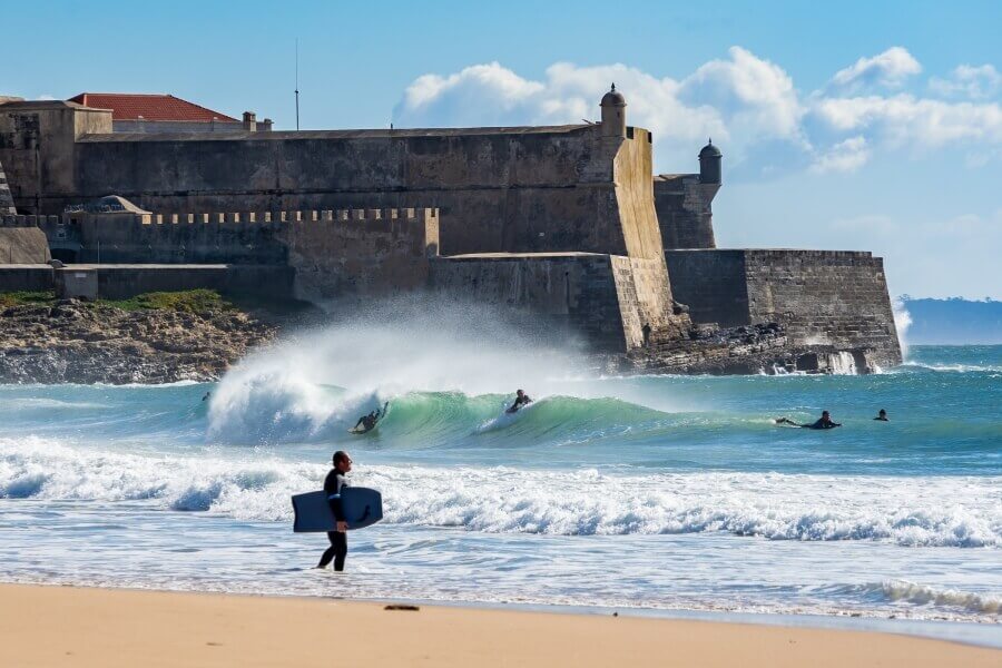 Der Surfspot Carcavelos bei Lissabon in Portugal ist bekannt für seine schnellen Barrels