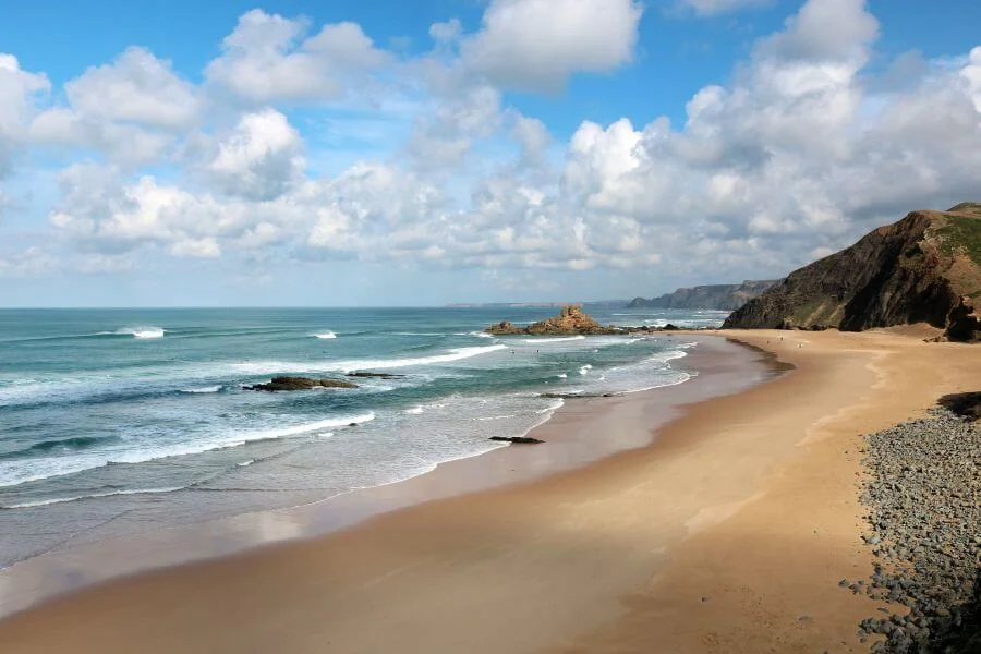 Der Surfspot Castelejo an der Westküste ist ein beliebter Strand, uma an der Algarve surfen zu gehen