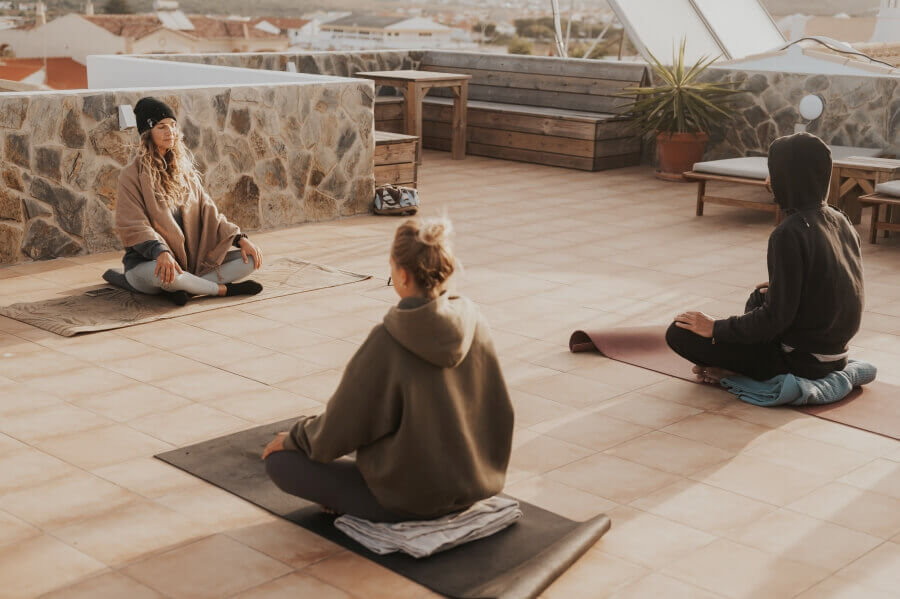 Yoga auf der Dachterrasse im Off The Hook Coworking & Coliving