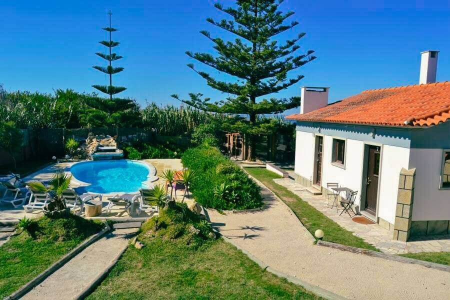 Garten und Pool der Starpine Lodge in Sintra bei Lissabon