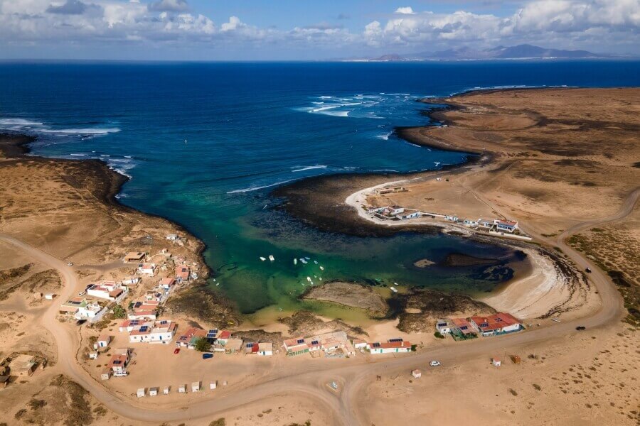 An der Nordküste von Fuerteventura gibt es viele gute Surfcamps, die das ganze Jahr geöffnet haben