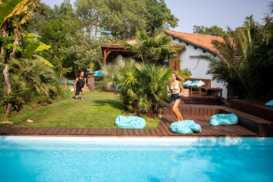 Pool und Garten machen die Pura Lodge zu einer echten Wohlfühl-Oase für einen Surfurlaub in Frankreich