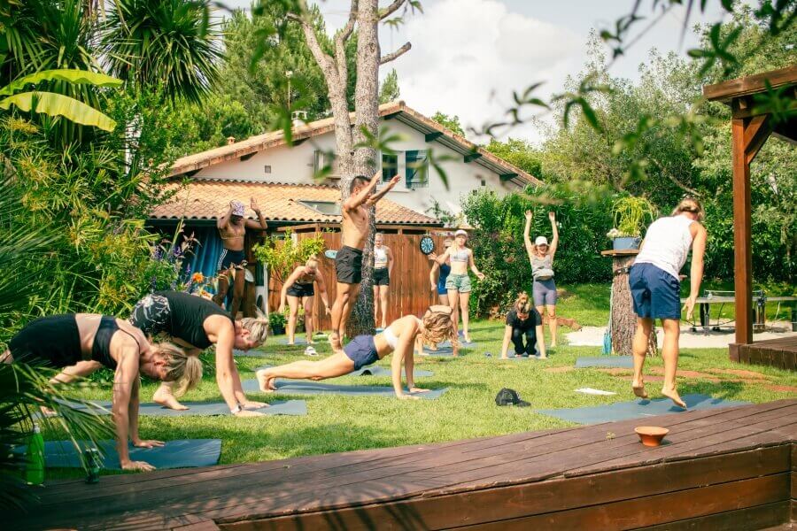 Surf Fitness Workout im Garten der Pura Vida Lodge Frankreich