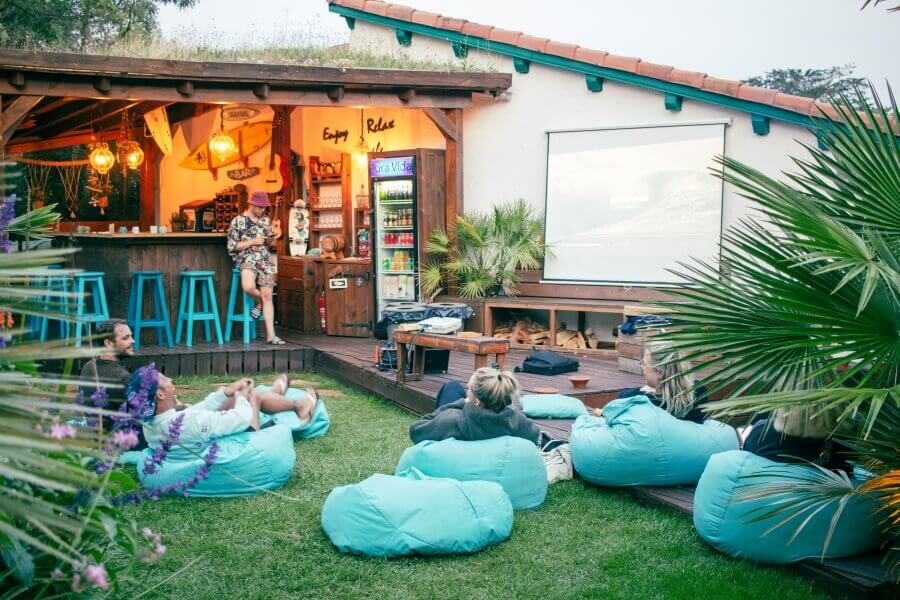 Surf Movie Night in der Pura Vida Lodge in Südfrankreich