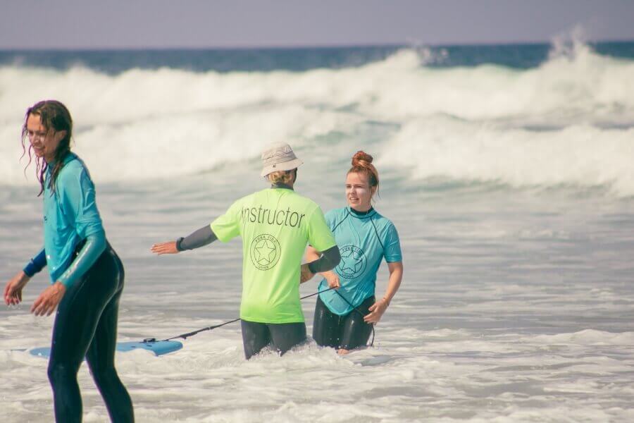 Surflehrer Greg aus der Ukraine gibt ein individuelles Feedback im Pura Vida Surfkurs