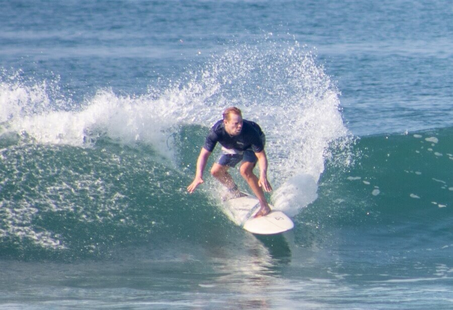 Der Surfnomade mit dem Hydro Phil Shortboard von KANOA in Sri Lanka