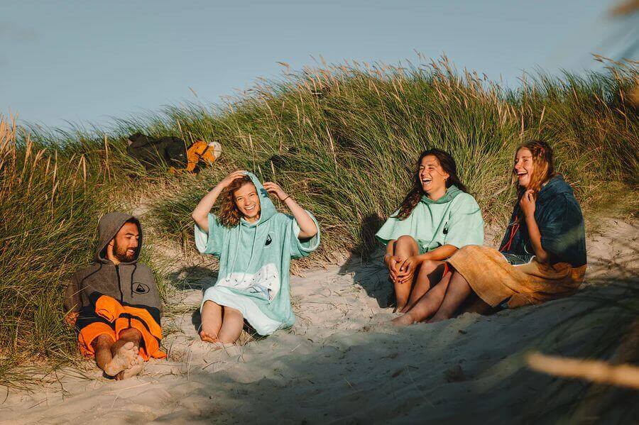 Die stylischen Surf Ponchos von Wave Hawaii sind nachhaltig hergestellt und ein tolles Geschenk für Surfer