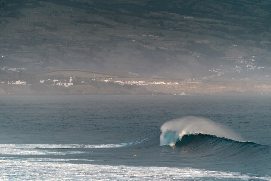 Perfekte Welle vor dem Surfcamp Saltlips auf den Azoren