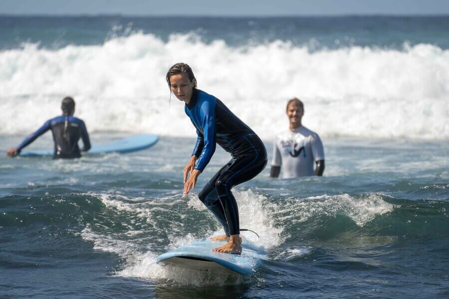 Surfkurs im Saltlips Surfcamp auf den Azoren mit Surflehrer Erik im Hintergrund