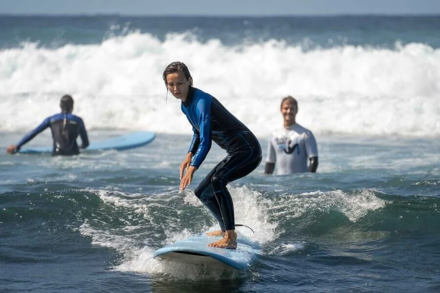 Surfkurs im Saltlips Surfcamp auf den Azoren mit Surflehrer Erik im Hintergrund
