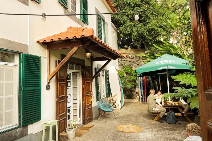 Das Jaca Hostel in Porto da Cruz auf Madeira ist eine tolle Unterkunft für Surfer
