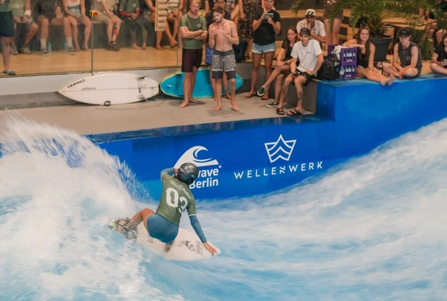 Das Wellenwerk in Berlin bietet die größte Anlage zum Indoor Surfen in Deutschland Das Wellenwerk in Berlin bietet die größte Anlage zum Indoor Surfen in Deutschland