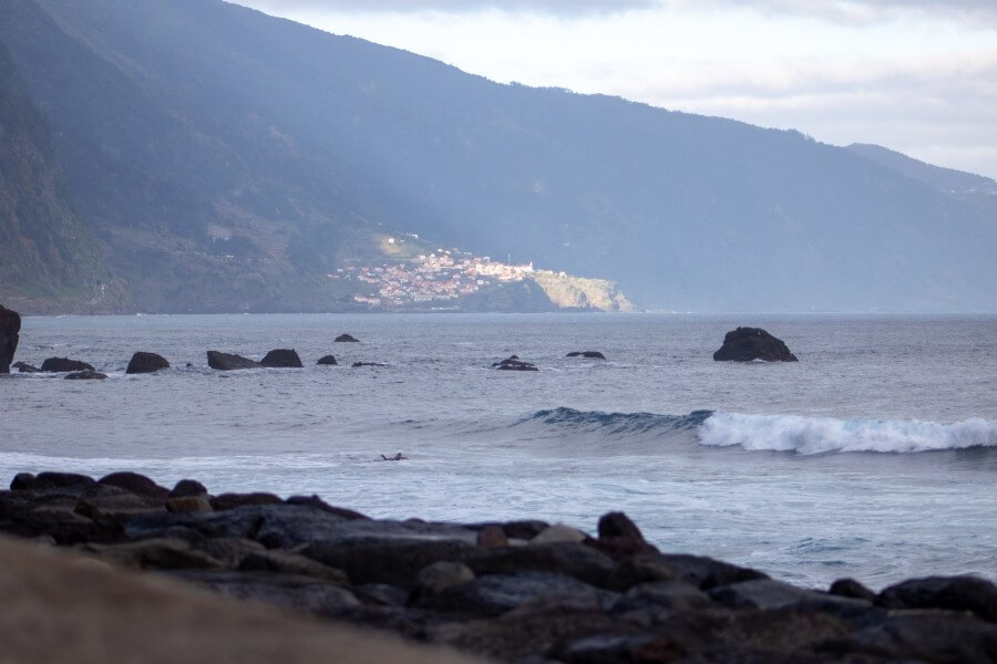 Der Surfspot Fajã da Areia im Norden von Madeira ist auch für Urlaubssurfer zum Surfen geeignet