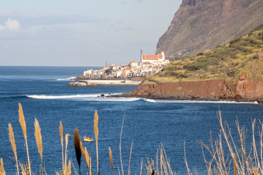 Der Surfspot Ponta Pequena auf Madeira ist an kleineren Tagen auch für Intermediate Surfer geeignet