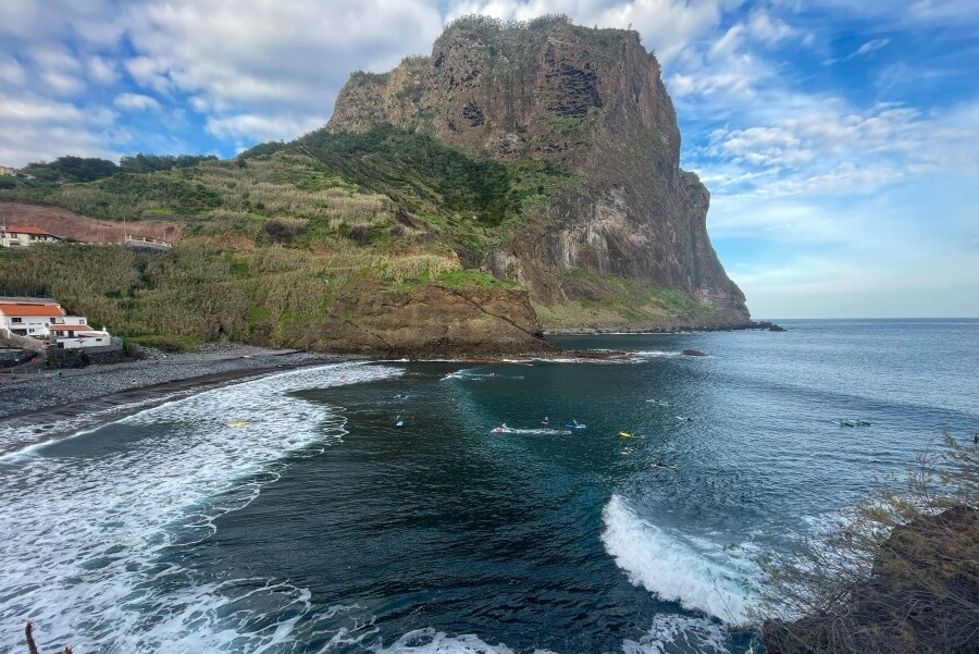 Der Surfstrand Praia da Alagoa liegt in der schmalen Bucht in Porto da Cruz - es ist der beste Ort um auf Madeira surfen zu lernen