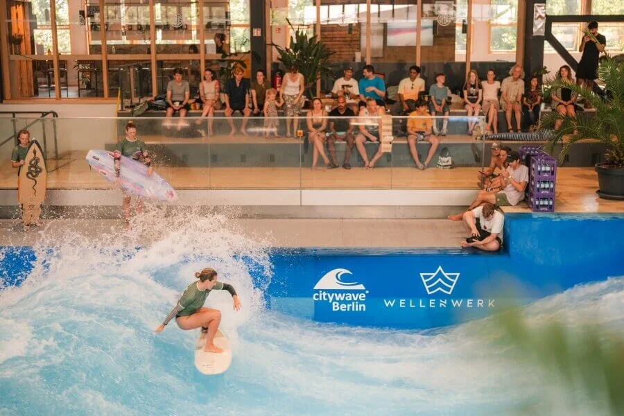 Indoor Surfen im Wellenwerk in Berlin Indoor Surfen im Wellenwerk in Berlin