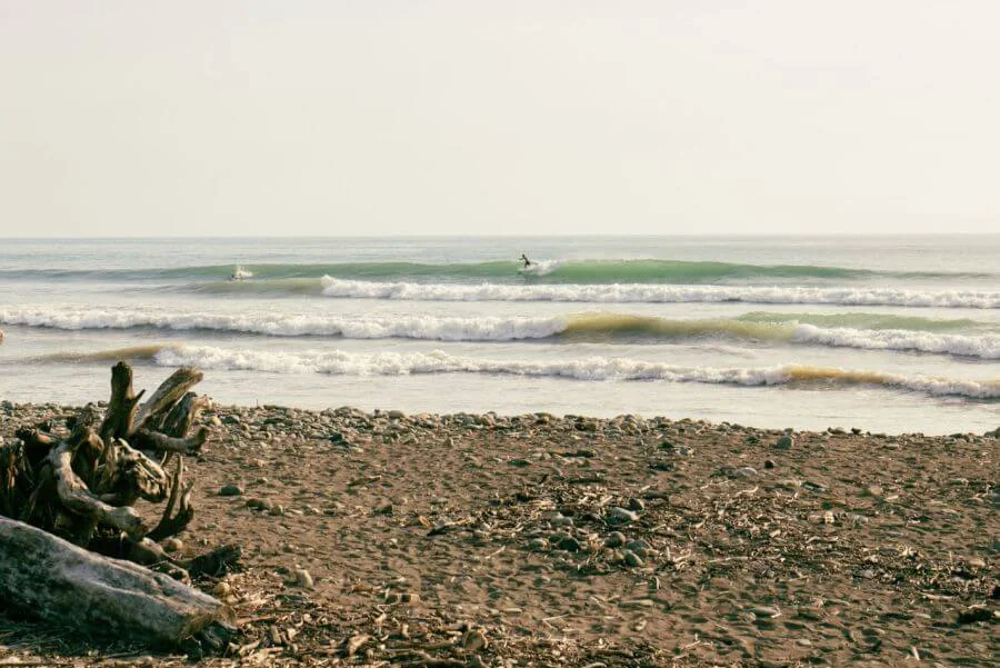 Surfen in Costa Rica - in Dominical bricht immer eine Welle