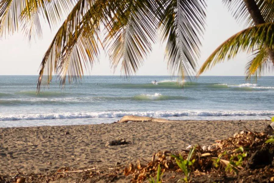 Surfen in Esterillos Oeste ist die ruhige Alternative zum trubelligen Jaco in Costa Rica