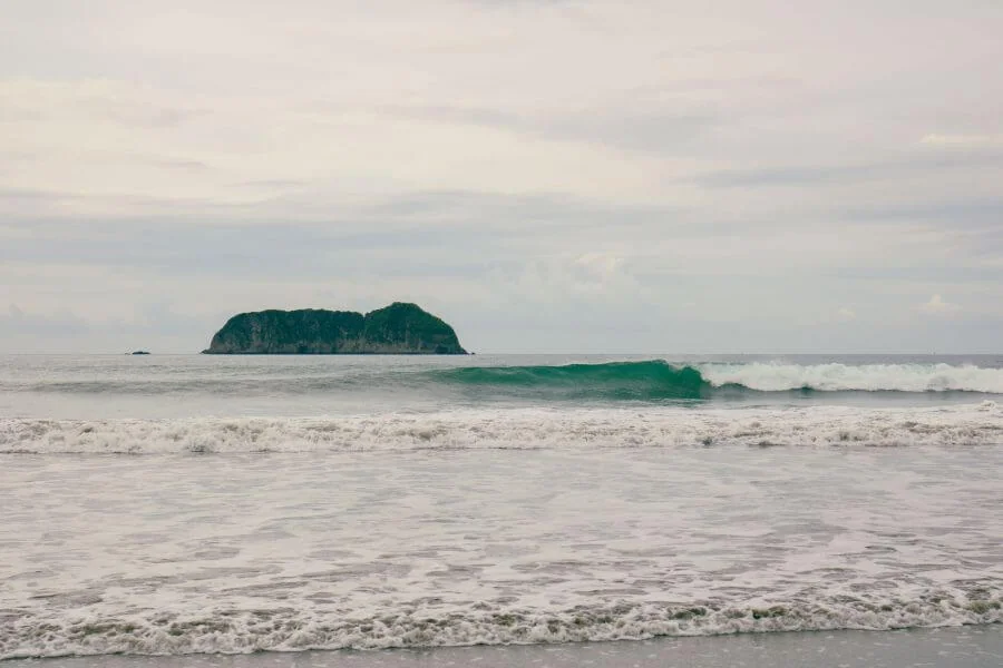 Welle am Playa Manuel Antonio an der Pazifikküste von Costa Rica