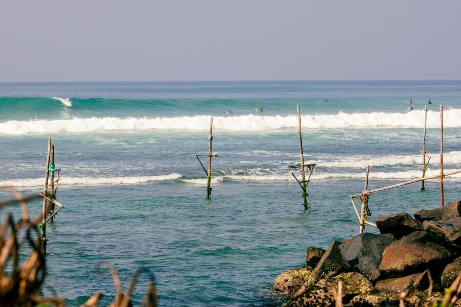 Der Surfspot Sticks in Ahangama ist gut für fortgeschrittene Surfer geeignet, die im Süden von Sri Lanka surfen wollen