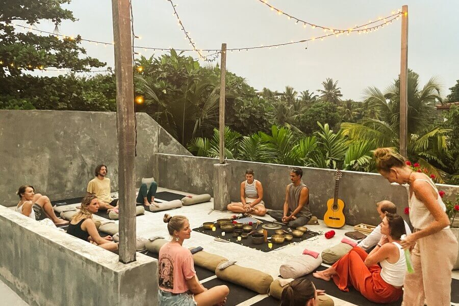 Sound Healing auf der Dachterasse der Janu Surf Lodge in Sri Lanka