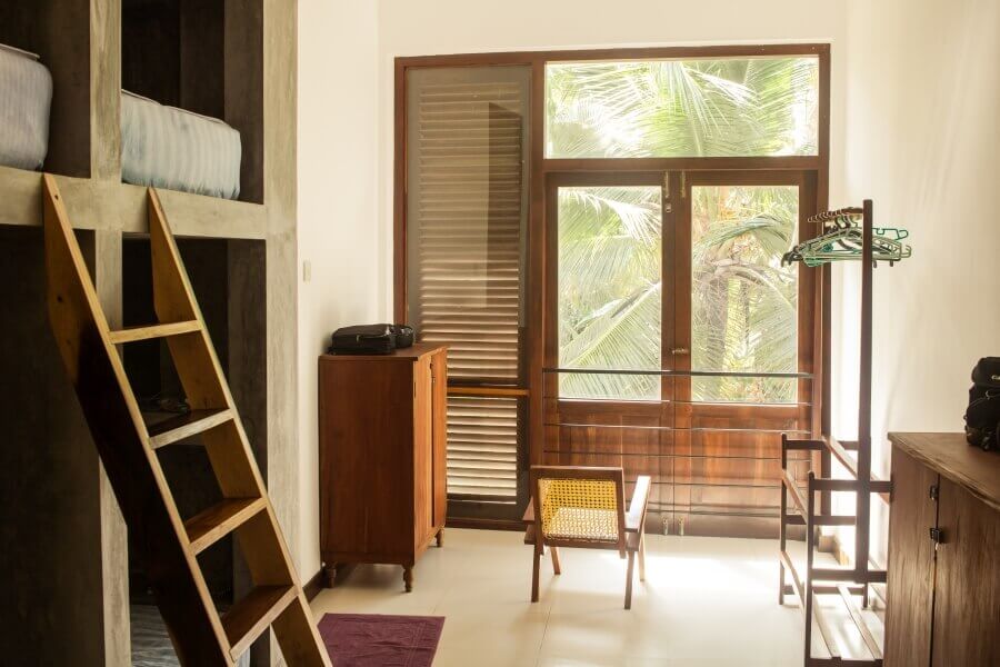 klimatisiertes 4-Bett Zimmer mit eigenem Bad im Drivetrhu Hostel