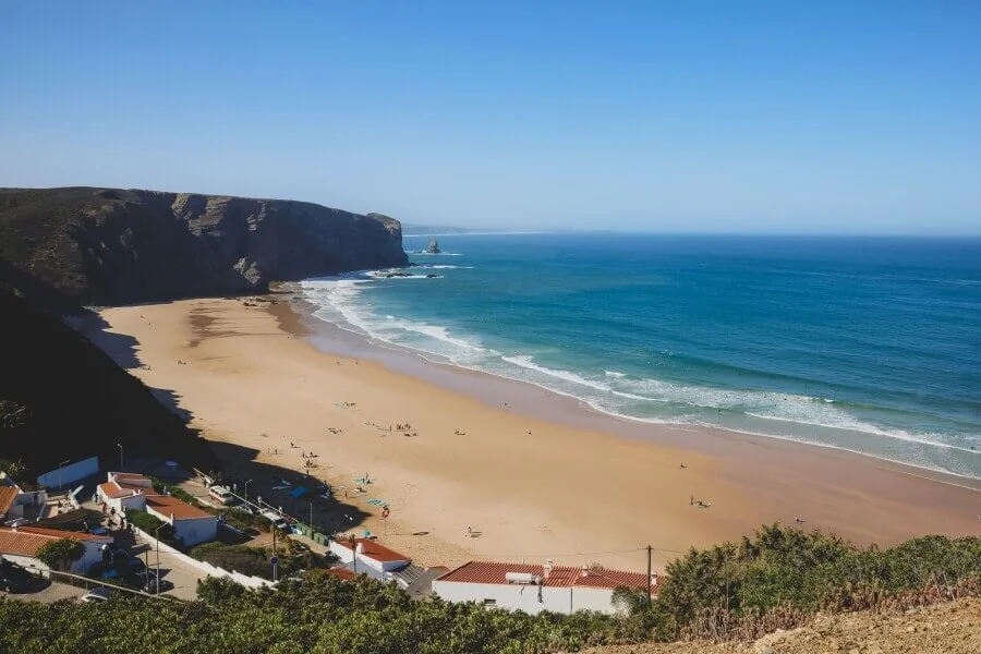 Der Surfspot Arrifana in Portugal ist ideal zum Surfen lernen