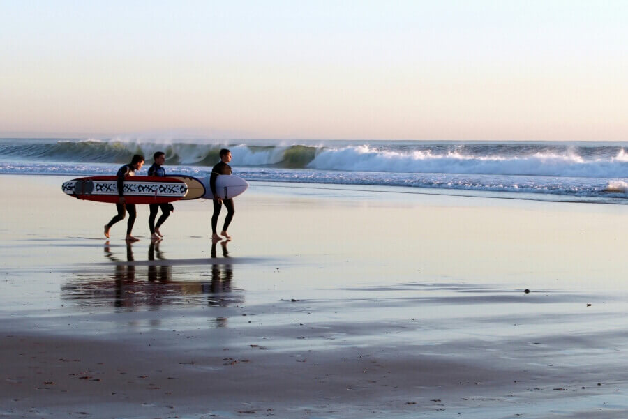 Carcavelos bei Cascais ist perfekt für fortgeschrittene Surfer, die in Lissabon Surfen