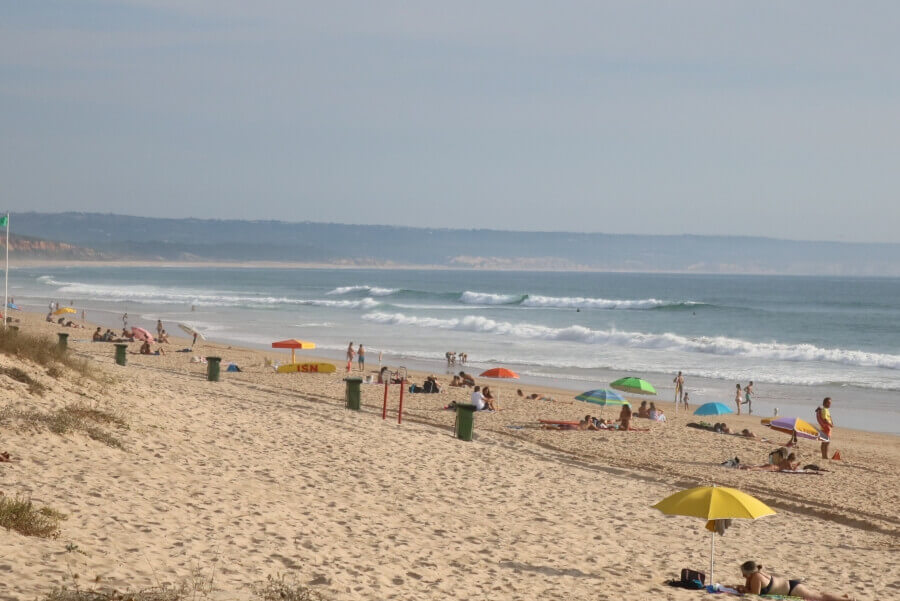 Der Strand von Fonte da Telha ist perfekt, um  im Sommer in Lissabon surfen zu lernen