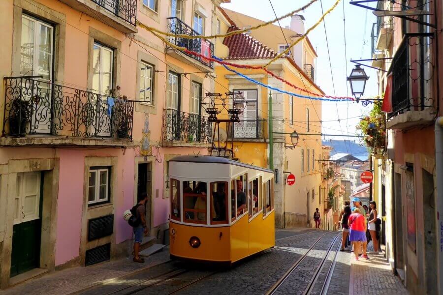 Die gelbe Tram ist ein absolutes Must See in Lissabon