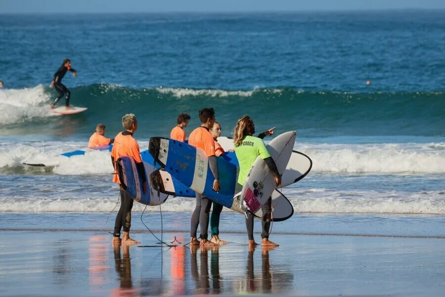 Surfkurs von Mission To Surf am Strand von Arrifana in der Algarve