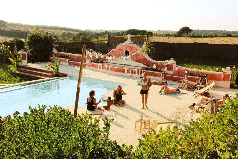 Pool und Garten vom Dreamsea Surf House Portugal in Sintra