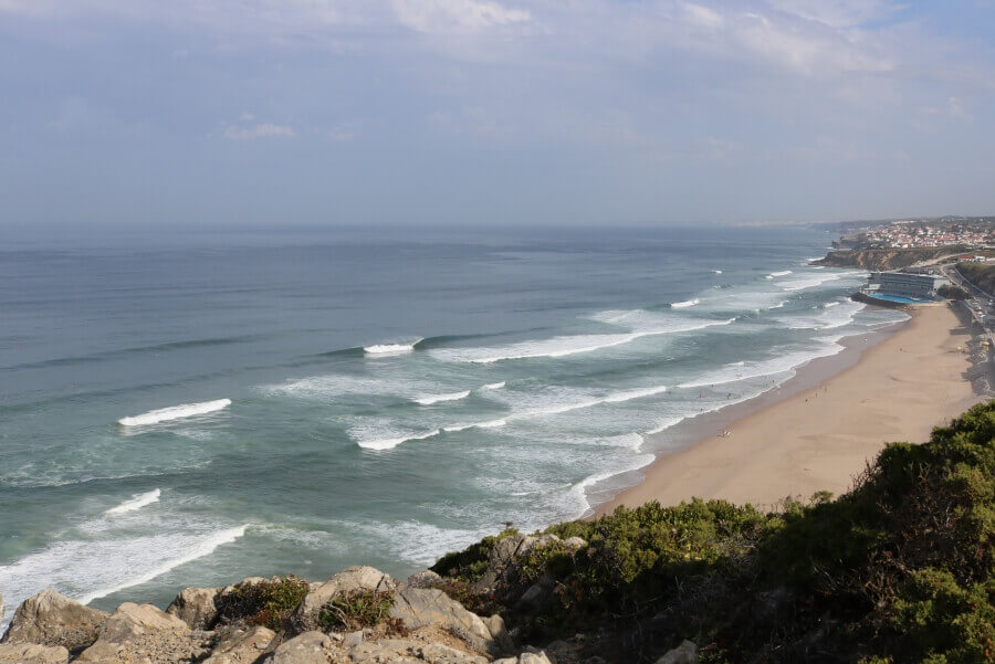 Praia Grande und Praia Pequena bei Sintra bieten auch in Sommer konstante Wellen