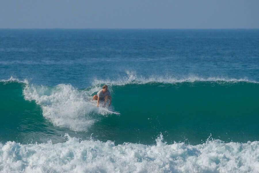 Steiler Drop mit dem Twice Fish von KANOA Surfboards in Sri Lanka