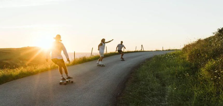 3 Surfskate Fahrer im Sonnenuntergang in Nordspanien