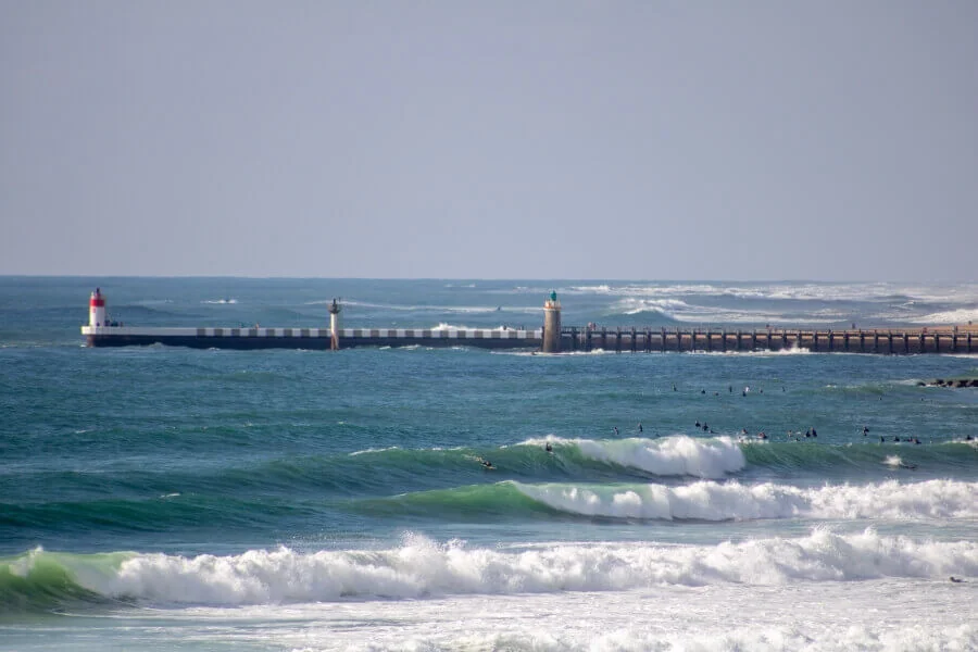 Zwischen den Molen von Capbreton läuft fast immer eine surfbare Welle Zwischen den Molen von Capbreton läuft fast immer eine surfbare Welle