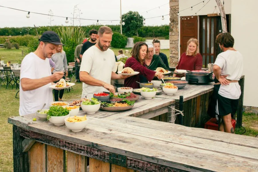 Koch Paul am Mittags-Buffet mit Fajitas im Garten vom Goodtimes Surfcamp Portugal