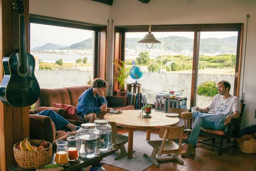 Frühstück mit Meerblick im Goodtimes Surfcamp bei Porto