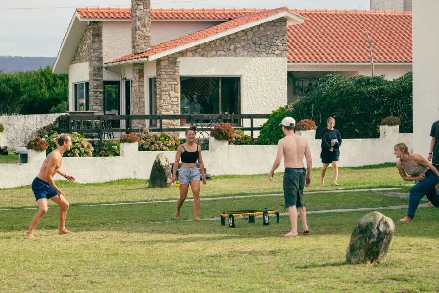 Spike Ball im Garten vom Goodtimes Surf Camp Portugal in der Nähe von Porto