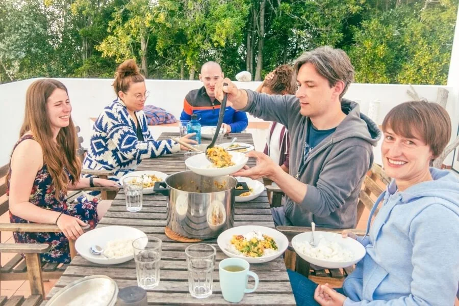 Gemeinsames Abendessen auf der Terrasse vom SaltyWay Surfcamp in Sintra