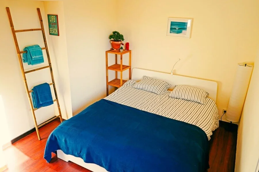 Gemütliches Schlafzimmer im SaltyWay Surfcamp bei Lissabon