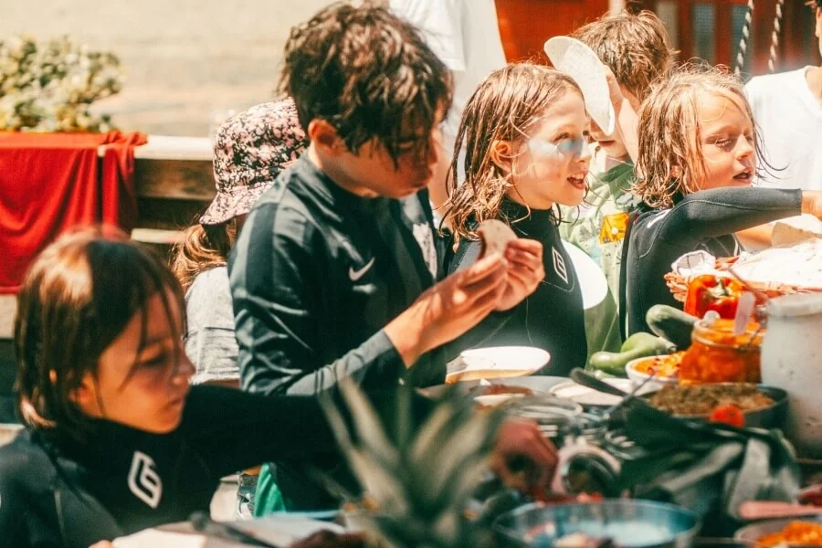 Kinder am Buffet in der Familien Woche im Goodtimes Surfcamp Portugal