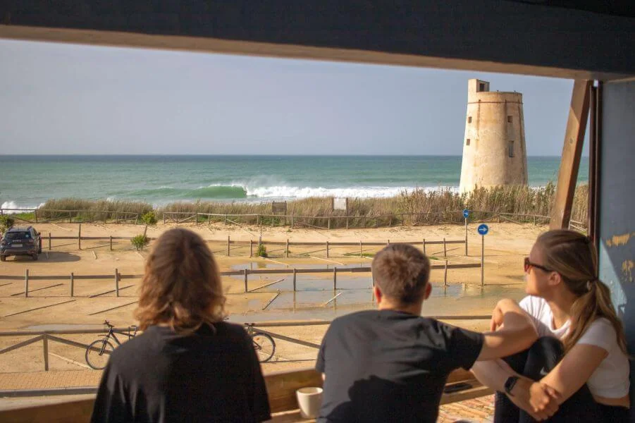 Blick vom A-Frame Surfcamp Spanien auf die Wellen von El Palmar