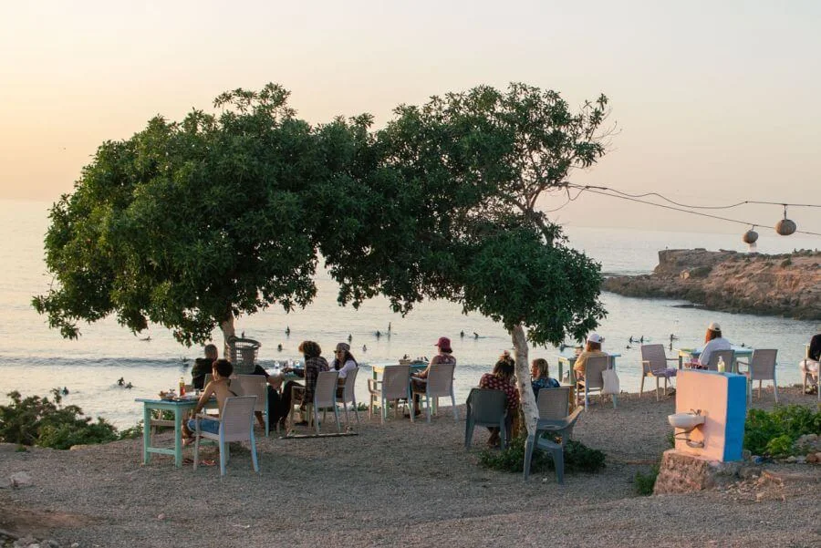 Café mit Blick auf den Surfspot im Fischerort Imsouane Marokko